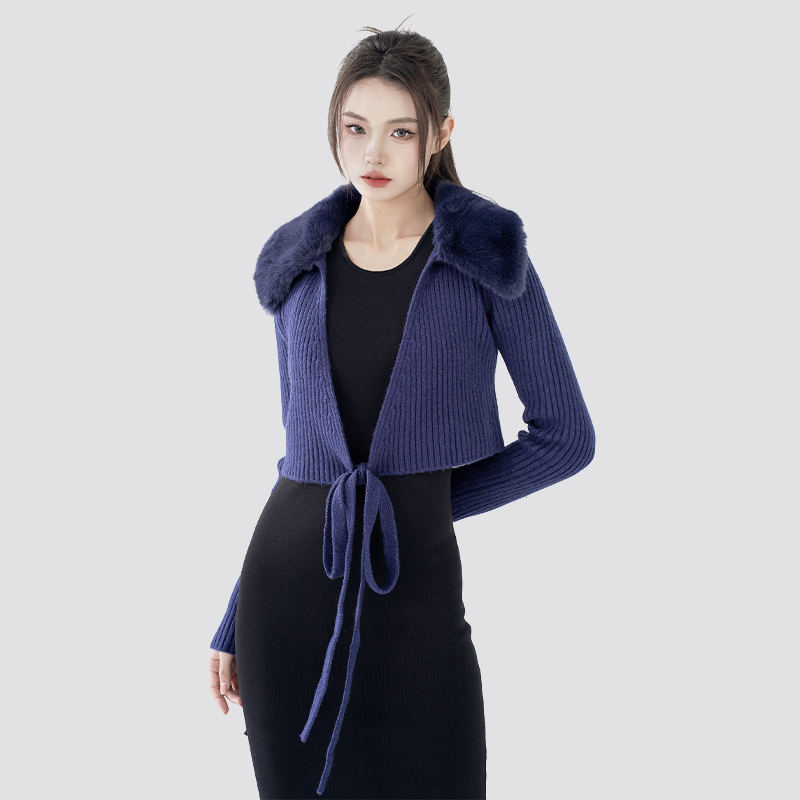 Zo style je een vest met bontrevers en veters voor winteroutfits