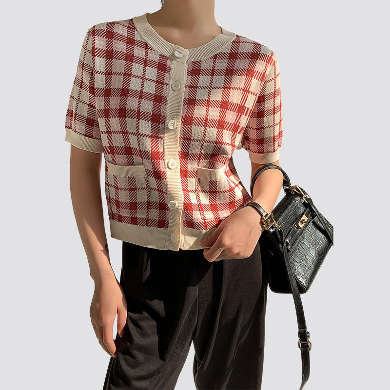 Hoe kan een rood en wit geruit gebreid damesvest met korte mouwen zowel comfortabel als modieus zijn?